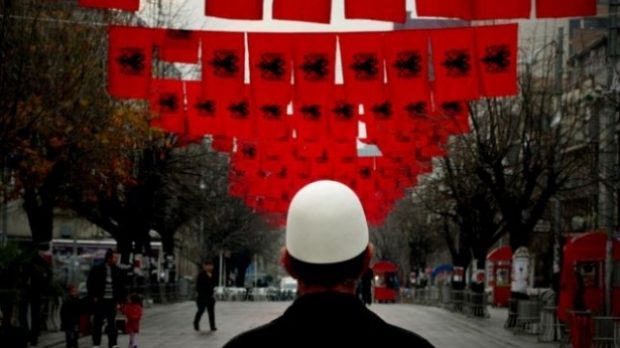 Kosova mbulohet me flamuj për Isa Boletinin